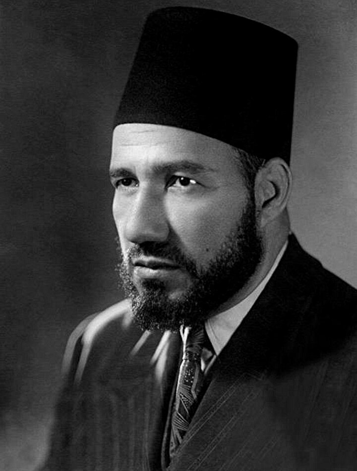 Mustafa Sabri ile sıkı ilişkiler geliştiren Hasan el-Benna Kavlü'l Fasl kitabının basılması için iki yüz kitabın masrafını karşıladı.