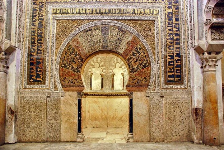 Kurtuba Camii'nin muhteşem mihrabı, ziyaretçileri büyüleyecek bir güzelliğe sahiptir.