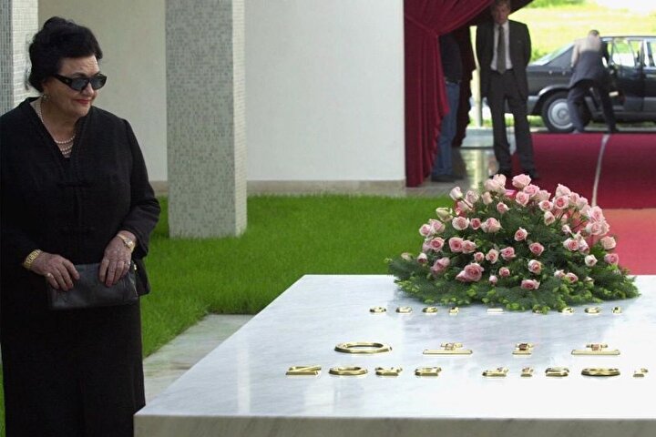 2013'te yaşamını yitiren Yovanka Broz,Tito'nun mezarı başında, 2001.
