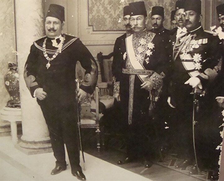 Kavalalı Hanedanı'na mensup Sultan Fuad (Solda), Mısır'ın krallık ilan edilmesiyle birlikte ülkenin ilk kralı olarak tahta çıkmıştı.