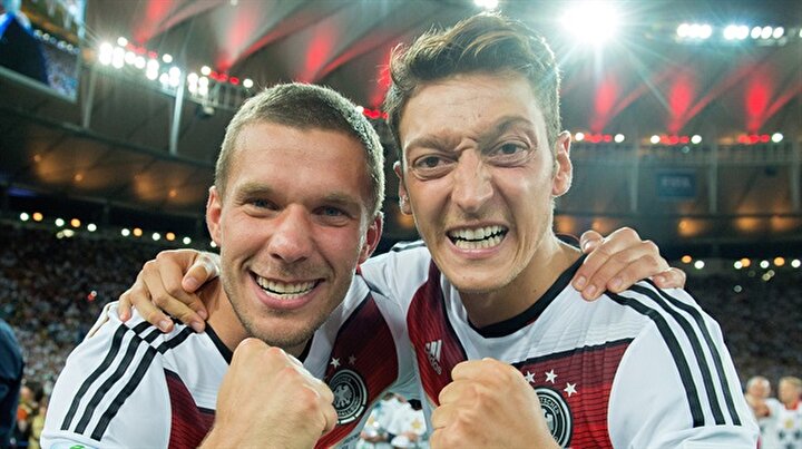 Podolski Den Mesut Ozil Paylasimi
