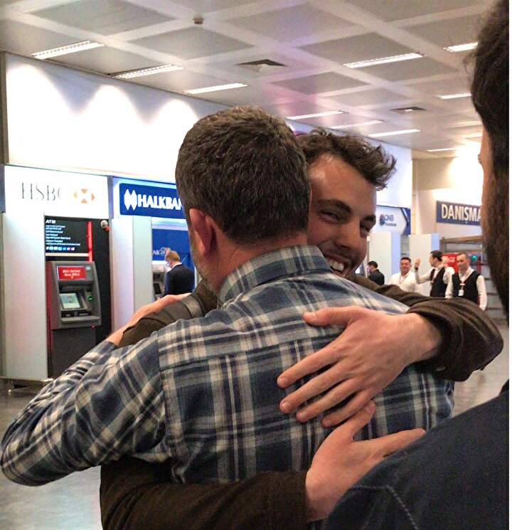 Uzun bir ayrılık döneminden sonra, İstanbul'da babama sarıldığım an...