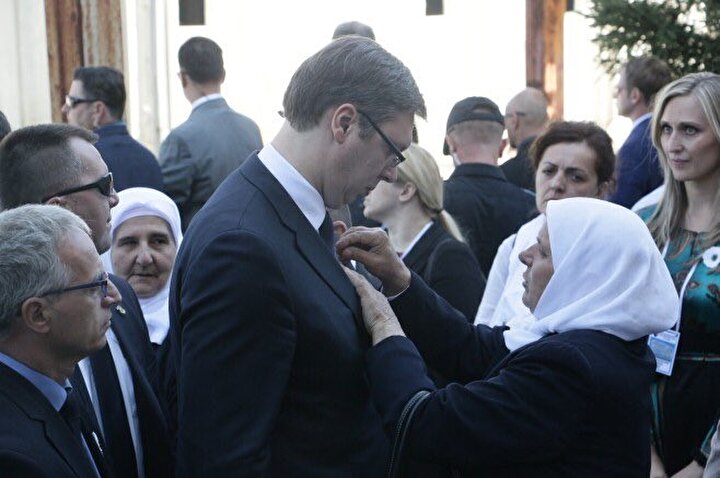 Hatidza Mehmedovic, 11 Temmuz 2015'te Srebrenitsa Katliamı anma törenlerine katılan dönemin Sırbistan Başbakanı Aleksandar Vucic'in yakasına, katliamın simgesi ''Srebrenitsa çiçeği'' takmıştı.