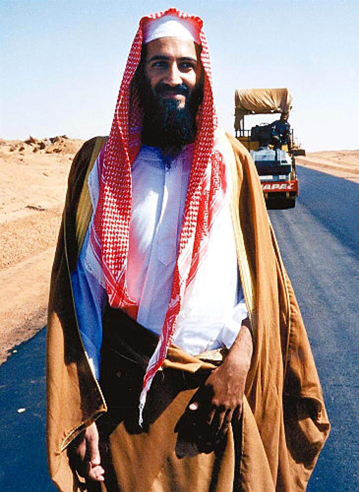 Usame bin Ladin, Sudan'da altyapı çalışmalarıyla meşgul olduğu dönemde.