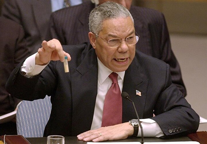 Dönemin ABD Dışişleri Bakanı Colin Powell, sonradan sahte olduğu ortaya çıkacak olan ''Saddam'ın kimyasal silahlarının kanıtı''nı kamuoyuna açıklarken...