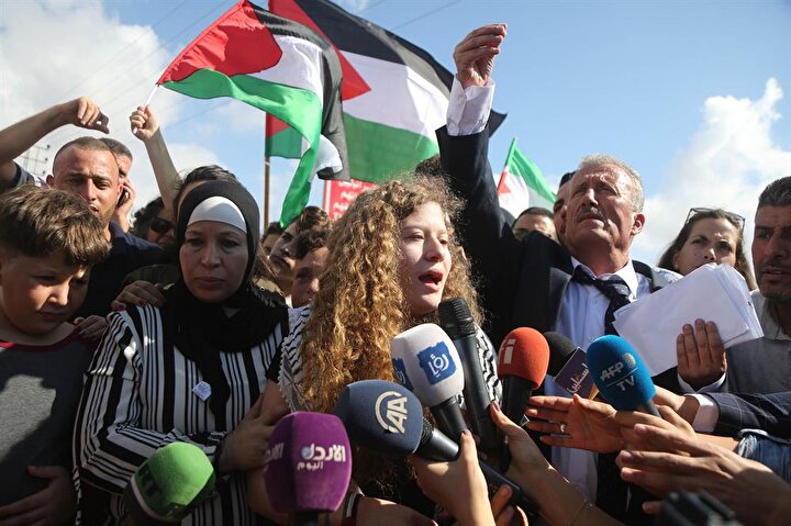 Ahed ve annesinin serbest bırakılması, bir gazeteci ordusu tarafından takip edildi. (Fotoğraf: Issam Rimawi / AA)