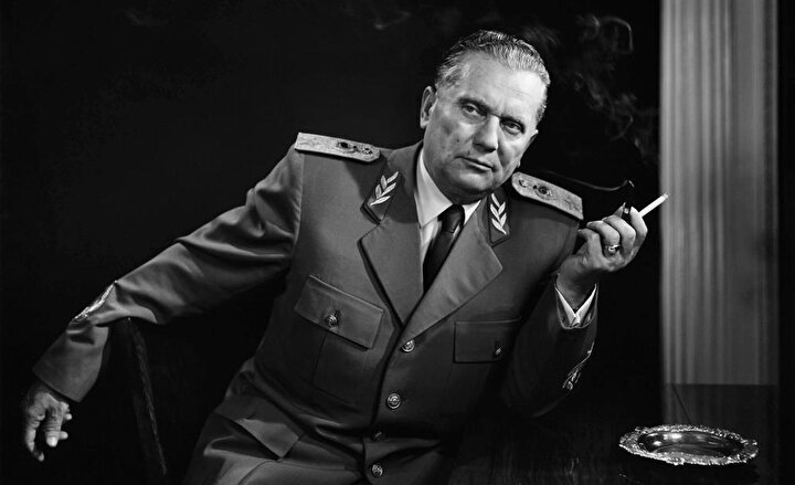 Bugünkü Bosna-Hersek'i de sınırları içinde bulunduran Yugoslavya, 1953-1980 yılları arasında Josip Broz Tito'nun diktatörlüğü altındaydı.