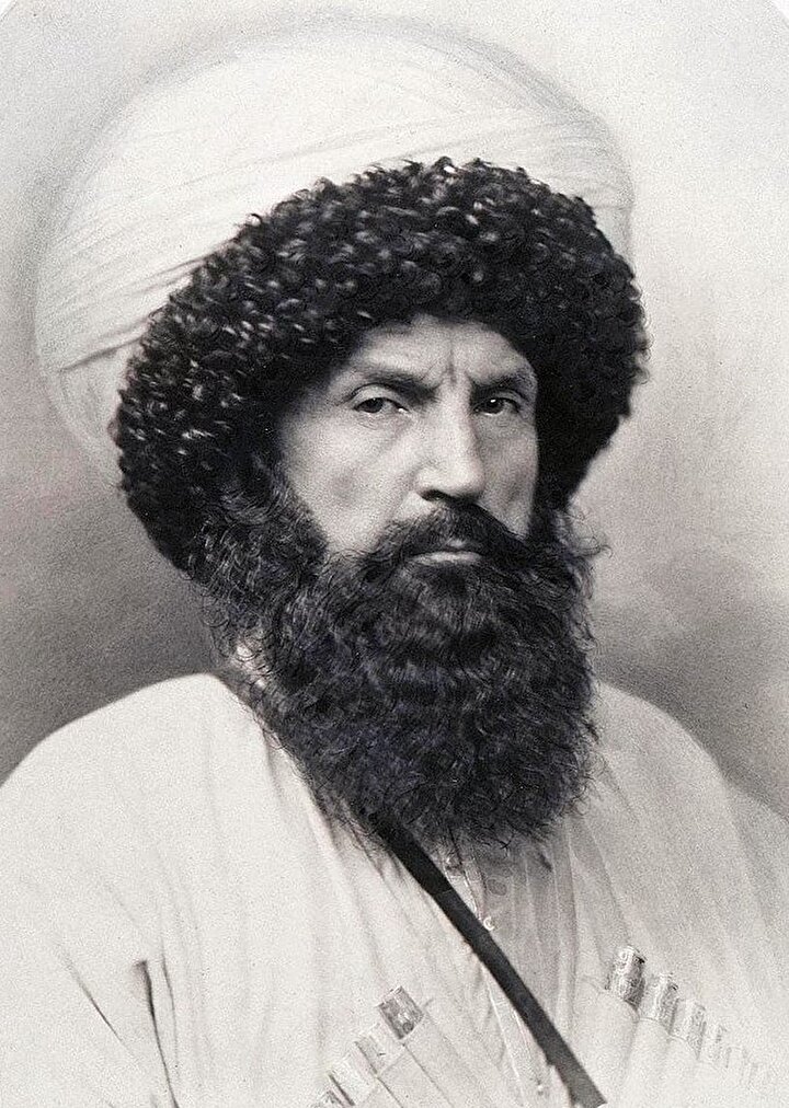 Şamil Basayev'e ismi verilen, Kafkasya kartalı olarak bilinen ve Kuzey Kafkasya direnişinin lideri Şeyh Şamil.