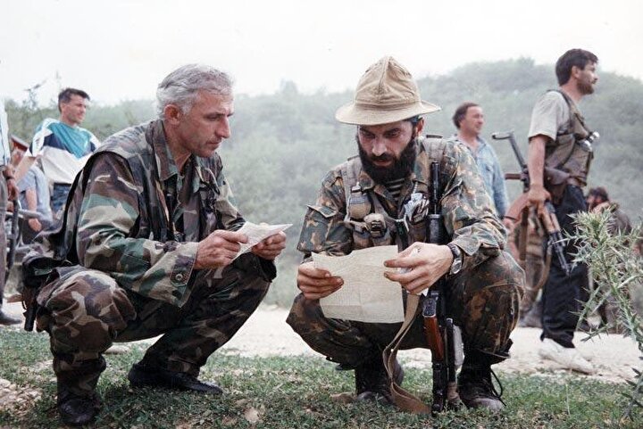 Birinci Çeçen-Rus savaşı sırasında Şamil Basayev ve Aslan Mashadov.
