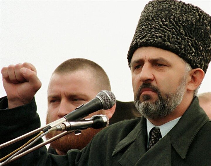 Aslan Mashadov oyların %70'ini alarak Cumhurbaşkanı olmasının ardından Şamil Basayev'i Başbakanlık görevine getirdi.
