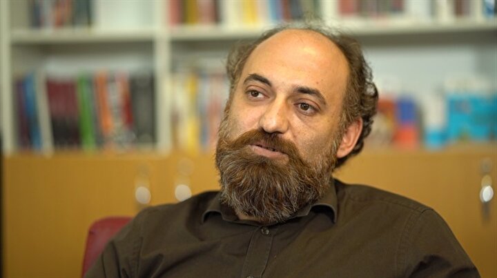 Sait Faik Abasıyanık, “Yazı yazmak için bana çiçek, kuş hürriyeti değil, içimdeki aşkın, deliliğin, oturmaz düşüncenin hürriyeti lazım” diyor. Aykut Ertuğrul’un yazı yazması için ne lazım?