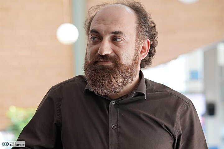 2009 yılında Yumuşak Ge edebiyat dergisini çıkardı.