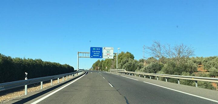 Endülüs'te şehirler arasında seyahat ederken gördüğümüz manzara, klasik bir Akdeniz görüntüsüydü.