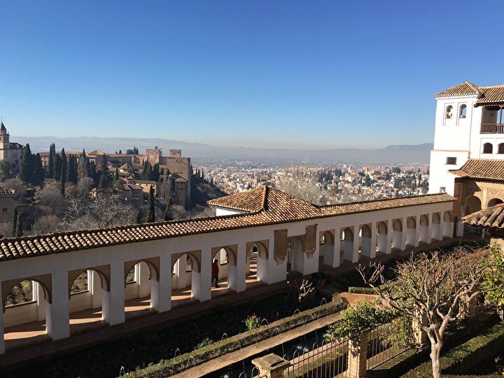 Sultanların yazlık sarayı Generalife'den Alhamra'nın görünüşü.