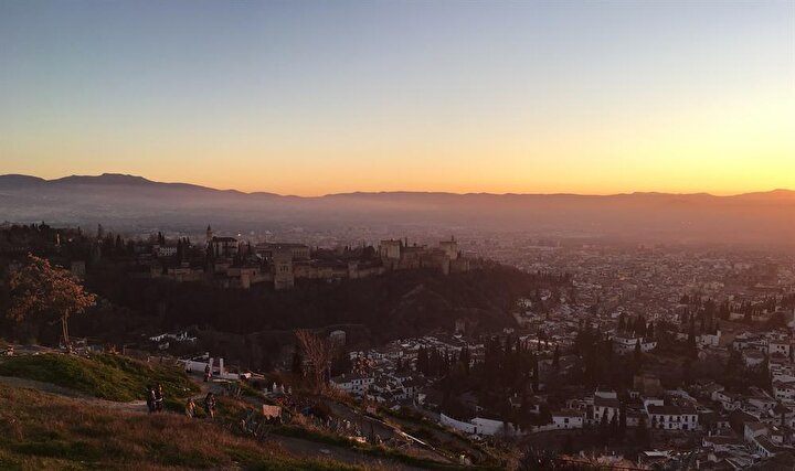 Çingene mahallesi Sacromonte'nin üst kısmından, gün batımında Elhamra ve Granada...