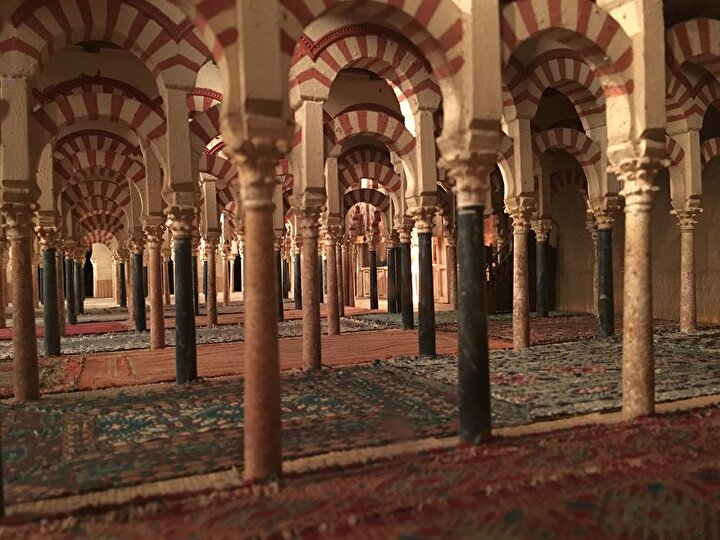 Kurtuba Camii'nin, Endülüs devrinde nasıl göründüğüne dair bir modelleme.