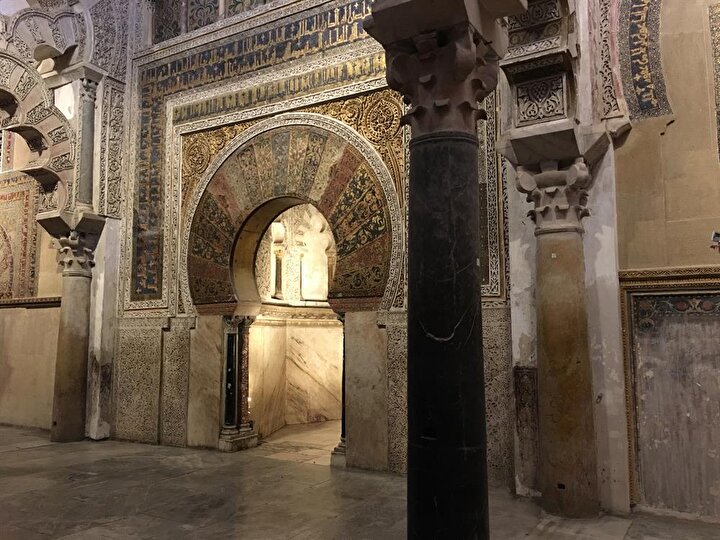 Kurtuba Camii'nin muhteşem mihrabına ulaşmak ve dokunmak maalesef imkânsız.