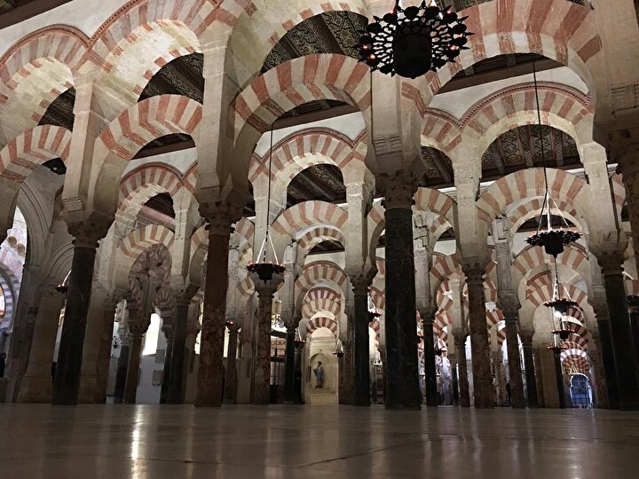Kurtuba Camii'ni gezerken, gözyaşlarınıza hakim olmak oldukça güç.
