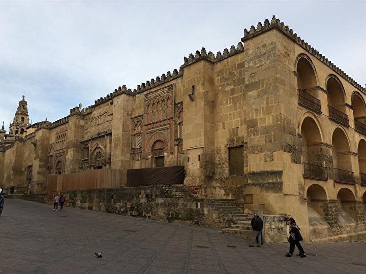 Kurtuba Camii'nin yüksek duvarları, Endülüs ihtişamını yansıtıyor.