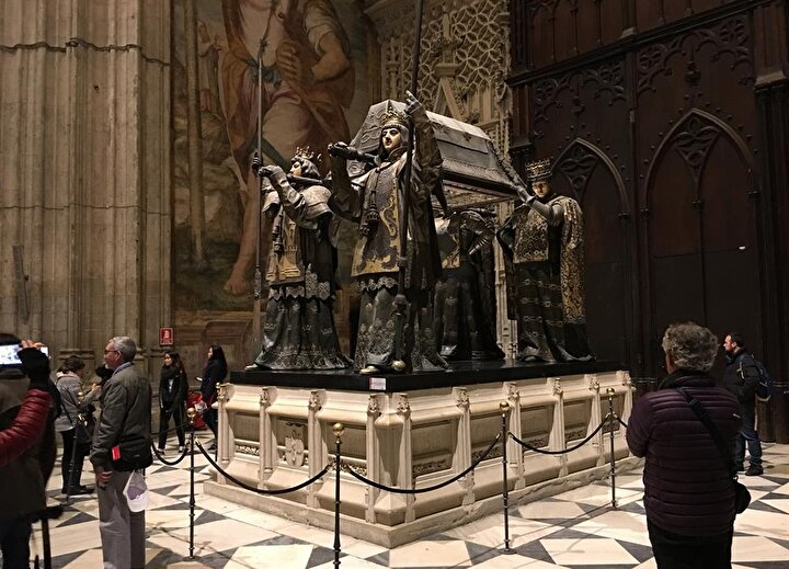 Sevilla'da, Santa Maria Katedrali içinde Kristof Kolomb'un mezarı.