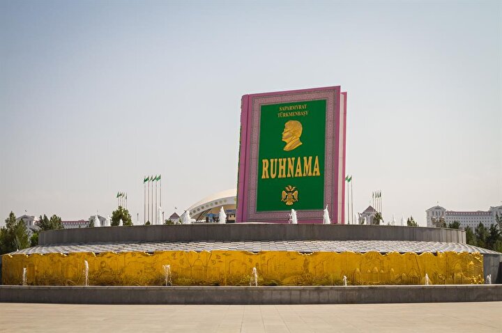 Başkent Aşkabat'ta bulunan devasa Ruhname anıtı. (Shutterstock)