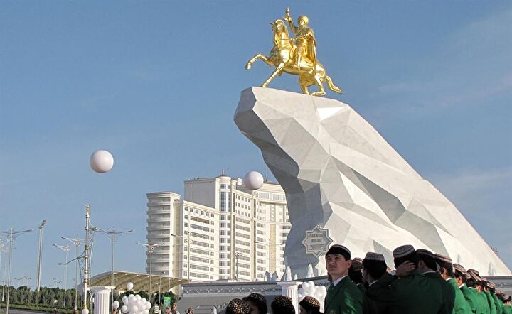 Başken Aşkabat'taki Berdimuhammedov heykelinin toplam yüksekliği 21 metre.