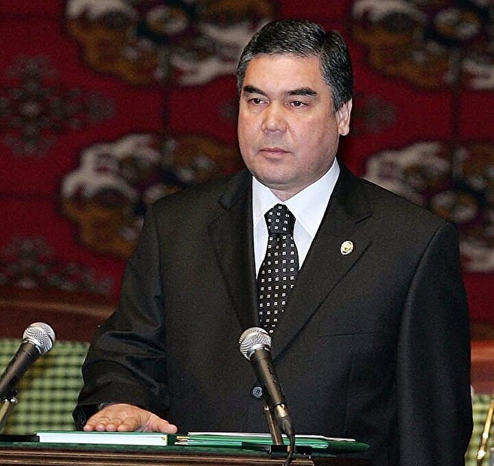 Gurbanguli Berdimuhammedov, seçimi kazandıktan sonra Kur'an ve Ruhname'ye el basarak yemin etmişti.
