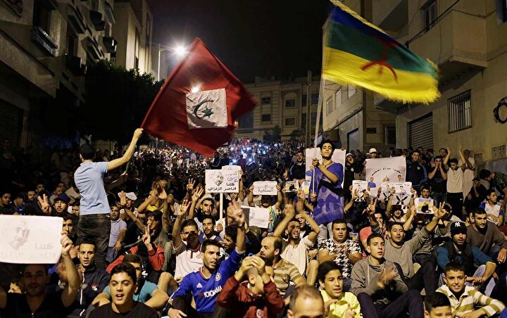 Berberi kimliği, Mağrib bölgesinde çok belirgin. Fas'ın başkenti Rabat'ta düzenlenen bir gösteride, Berberi bayrağı (sağda) açan gençler.