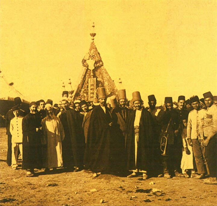 Mevlevi hacılar Şam'da İstanbul'dan gelen mahfili ziyaret ediyorlar.