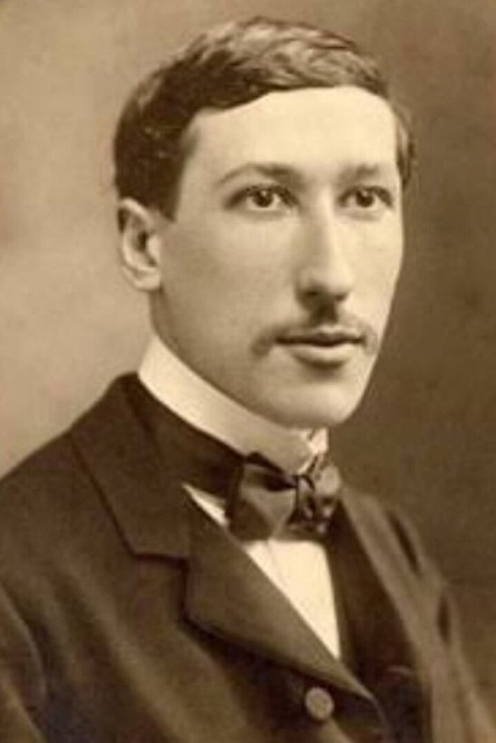 Guénon, üniversiteden ayrıldıktan sonra okültist-spiritüalist derneklere üye oldu.