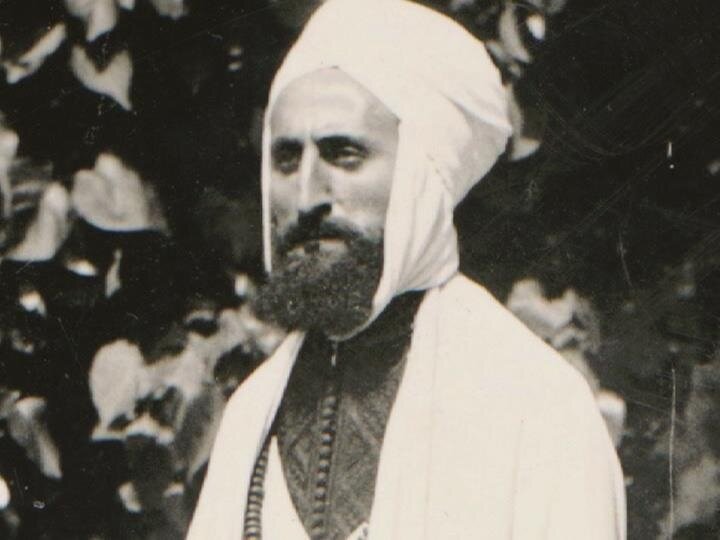 Schuon 1935'de Aleviyye tarikatının kurucusu Ahmed el-Alevi'ye intisap etti.