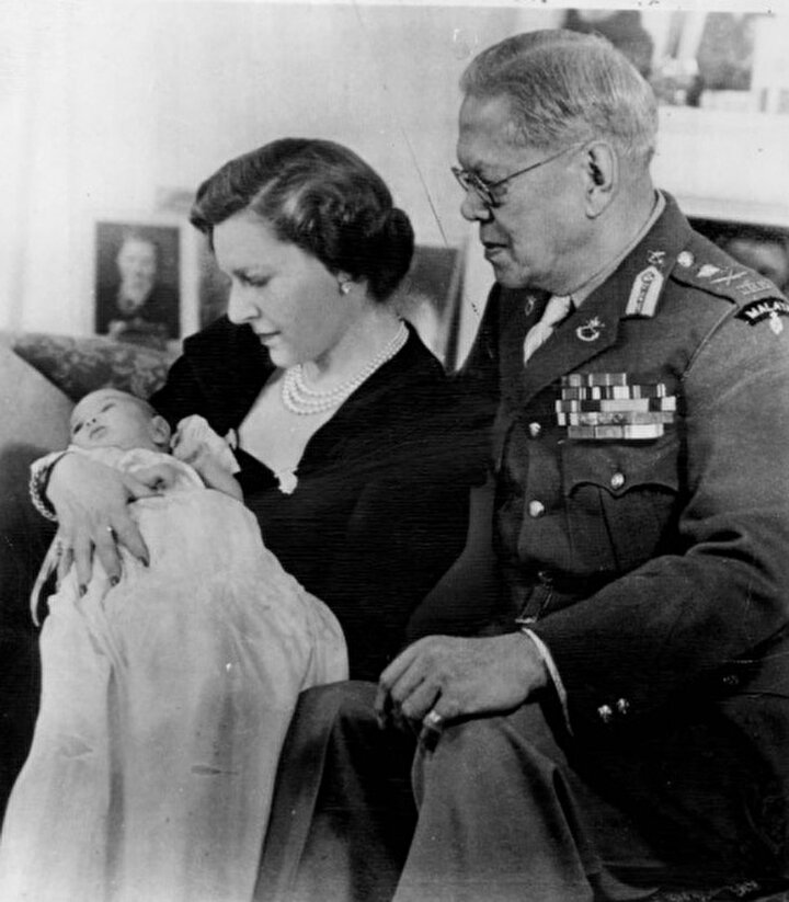 Sultan İbrahim, özel hayatındaki tercihleri nedeniyle Dato Onn Jaafar tarafından sert biçimde eleştirilmişti.