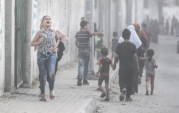 İsrail savaş uçakları Gazze'de bulunan bir kültür merkezini bombaladı. (Ali Jadallah / AA)