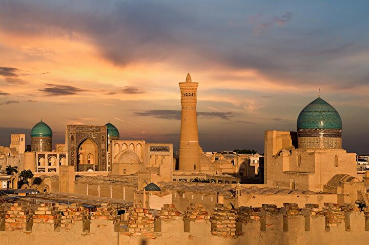 Mir Arap Medresesi ve Kelan Minaresi, Buhara'da bulunan en önemli tarihi eserlerden. (Shutterstock)