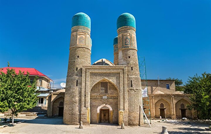 Çar Minar'ın arka tarafındaki arazide inşa edilen medrese bugün artık yok. (Shutterstock)