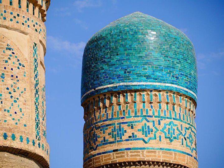 Yapının minareleri, turkuaz taşlarla örtülmüş zirveleriyle dikkat çekiyor. (Shutterstock)
