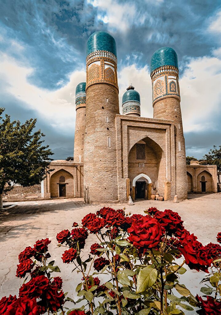 Çar Minar, tüm göz alıcılığıyla ziyaretçilerini bekliyor. (Shutterstock)