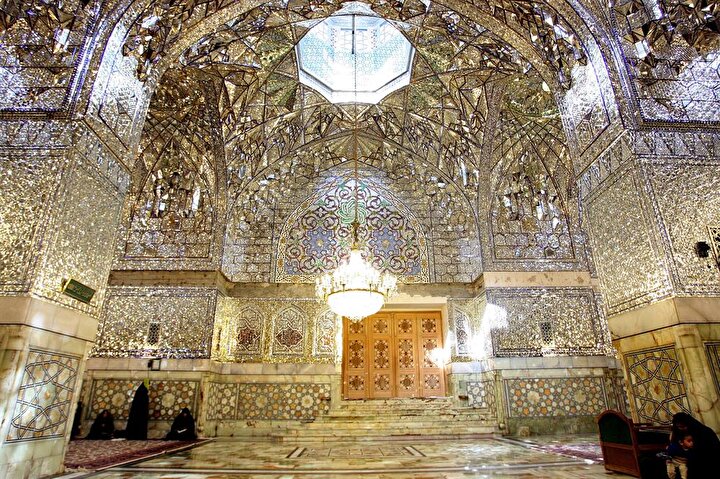 Türbenin iç kısmının aynalı mozaikleri, Kaçar hükümdarı Nasireddin Şah'ın emriyle yapıldı.