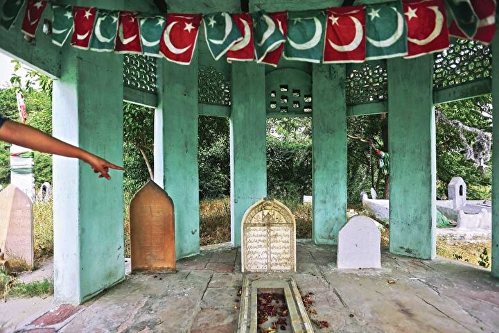Abdulkerim'in Agra'daki kabri (ortada).