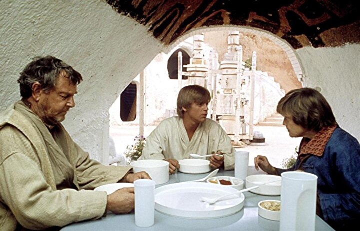 Filmde, Luke'un evi olarak kullanılan Hotel Sidi Driss'in iç mekanlarına da yer verilmiş.