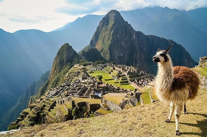 1400'lü yıllarda inşa edildiği tahmin edilen Machu Picchu, Peru sınırları içerisinde bulunan bir İnka köyü.