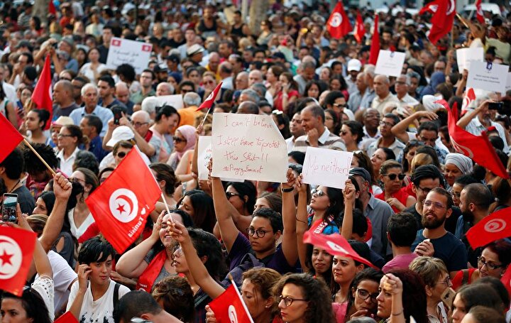 Ulusal Kadın Bayramı dolayısıyla meydanlarda bir araya gelen Tunuslular da Cumhurbaşkanı Sibsi'yi destekleyen gösteriler düzenlediler. (Zoubeır Souıssı / Reuters)