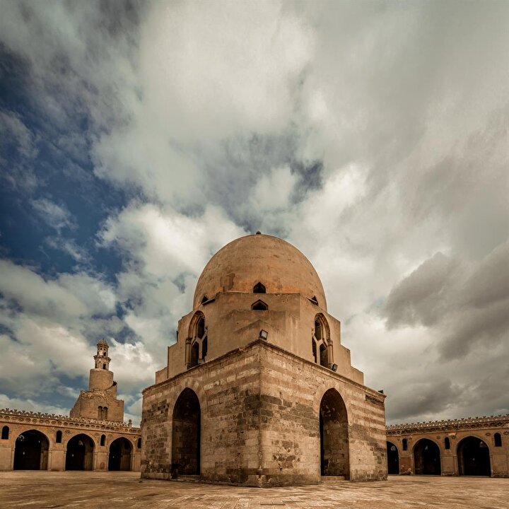 İbn Tulun Camii'nin avlusunun ortasında bulunan dikkat çekici şadırvan, caminin inşasından 200 yıl sonra yapıya eklenmiştir.