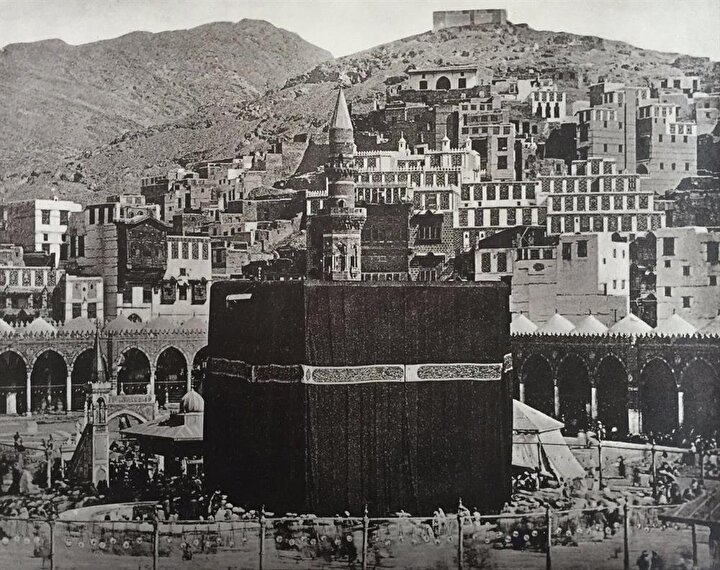 Ali Bey, Kâbe'nin yıkanma ve kokulanma merasimlerine katılarak, Kâbe'nin içine bile girmişti.