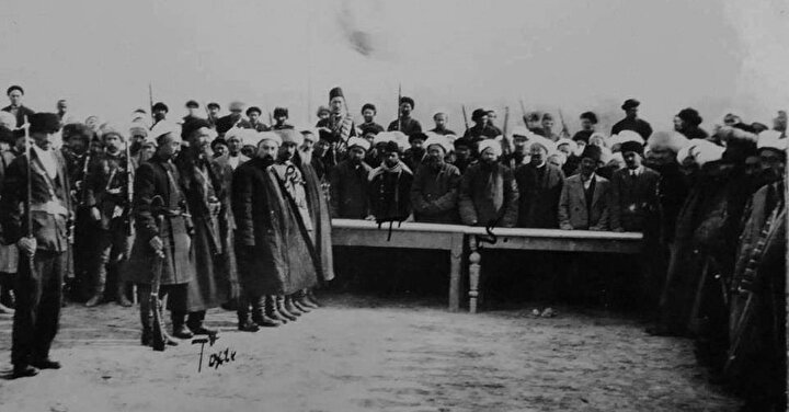 Doğu Türkistan İslâm Cumhuriyeti'nin kuruluş gününden bir fotoğraf.