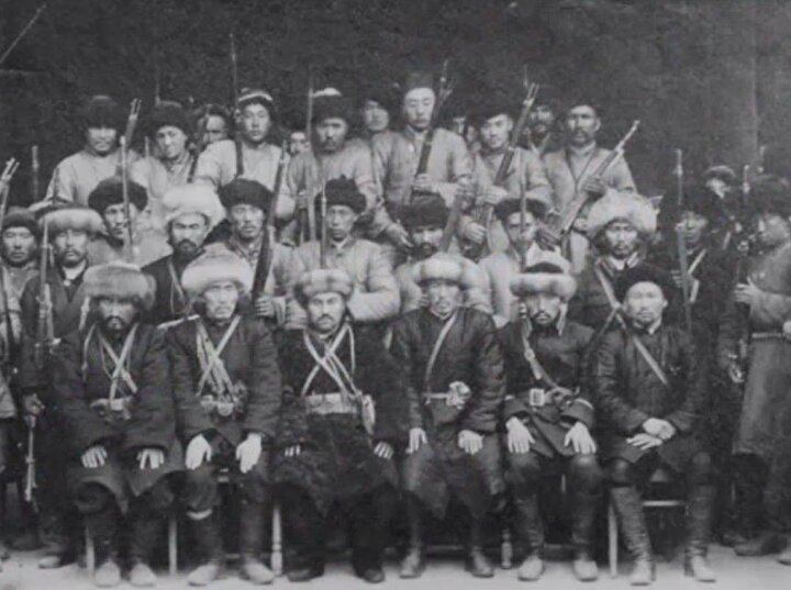 Doğu Türkistan İslâm Cumhuriyeti'nin silahlı birlikleri, Ma'nın ordusuna karşı direnemedi.