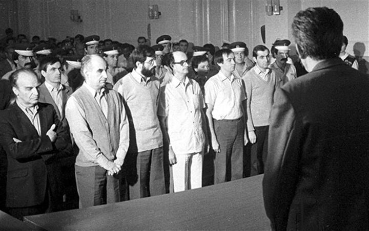 Saraybosna Davası kapsamında tutuklanan Aliya İzzetbegoviç (En sol), Ömer Behmen (Aliya'nın yanı) ve diğer teşkilat üyeleri mahkemede.