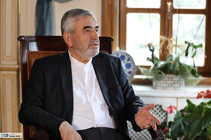 Neşredilmiş otuz kadar eseri, muhtelif dergilerde yayınlanmış makaleleri, ansiklopedi maddeleri, ulusal ve uluslararası düzeyde çeşitli bilimsel toplantılarda sunulmuş pek çok tebliğleri bulunmaktadır.