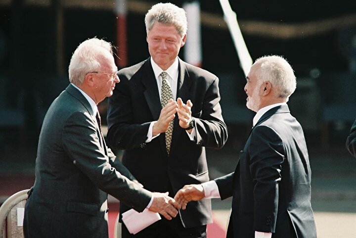 Kral Hüseyin ve İsrail Başbakanı Yitzhak Rabin (Solda), ABD Başkanı Bill Clinton'ın (Ortada) ev sahipliğinde bir araya gelerek Washington Bildirgesi'ni imzalamışlardı.