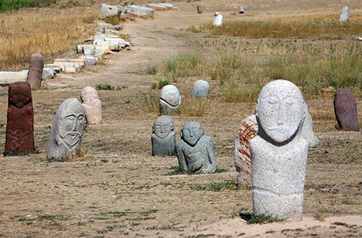 Oğuzlar cenazede mevtanın ardından öldürdüğü kişileri sembolize eden, balbal adı verilen heykeller dikerdi.